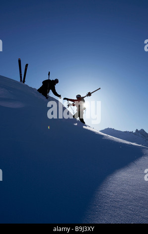 Skifahrer, die gegenseitige Hilfe am Berg Stockfoto