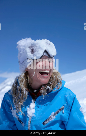 Frau, lachen, Gesicht mit Schnee bedeckt Stockfoto