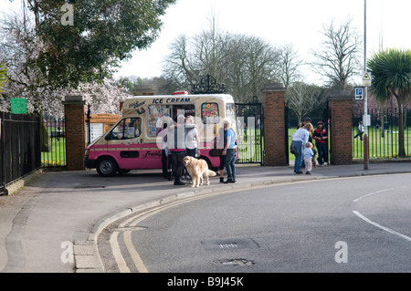 Menschen Schlange stehen bis zu kaufen Eis von einem Eiswagen in Weybridge Surrey Stockfoto