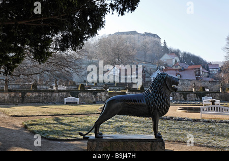 Barockgarten mit Löwe Skulptur, Reproduktion des Braunschweiger Löwen, Blick auf die Burg Grosses Schloss Blankenburg, Harz Stockfoto
