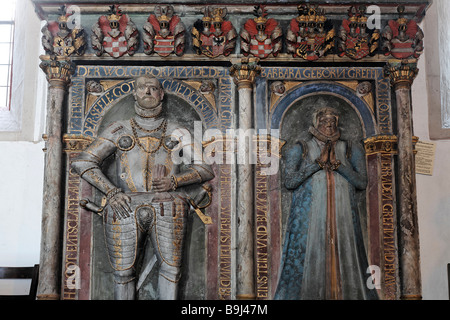 Gekleideter Graf und einem betenden Gräfin, Skulpturen auf einer Gedenkstätte, mittelalterliche Stadt-Kirche des Hl. Bartholomäus, Blankenburg, Stockfoto