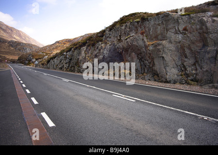 Perspektive Schuss von neuen Straßen, kein Verkehr im bergigen Pass. Stockfoto