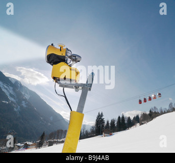 Schneefräse und Seilbahn im Skigebiet Stockfoto