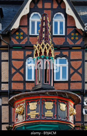 Historischer Brunnen vor einem Fachwerkhaus, Altstadt, Marktplatz von Wernigerode, Harz, Sachsen-Anhalt, Deutschland Stockfoto