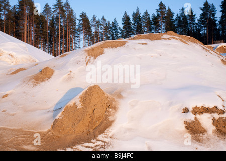 Sand, der aus einer Kiesgrube gewonnen wird, die sich auf Gletscheresker im Sandsteinbruch-Gebiet in Finnland befindet Stockfoto
