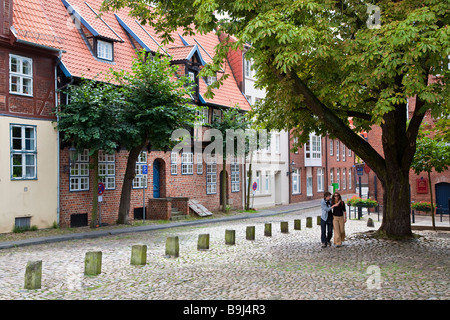 Frau und junge Wandern in gepflasterten Straße in der Altstadt Lüneburg Deutschland Stockfoto