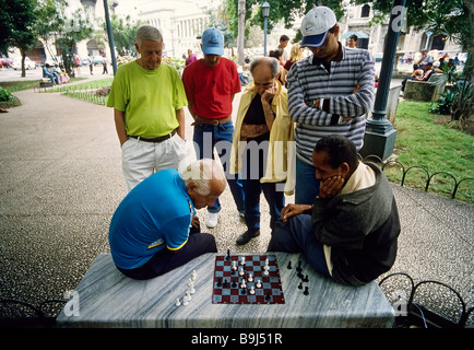 Zwei alte Männer spielen Schach in einem Park, Leute zu beobachten, Parque Central, Centro Habana, Havana, Kuba, Caribbean Stockfoto