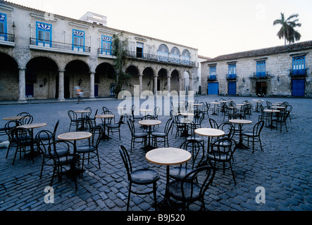 Historischen Marktplatz in der Altstadt mit Tischen und Stühlen, leer, am frühen Morgen, Plaza De La Cathedral de San Cristóbal Squ Stockfoto