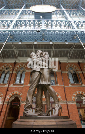 Küssen Sie Statue in St. Pancras International Station London England Stockfoto