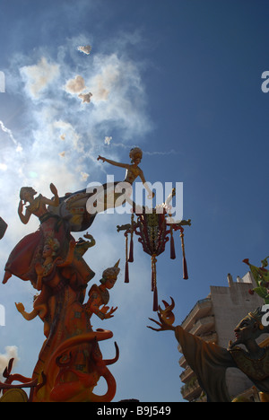 Feuerwerk und Böllern am Dia de San Jose, Denia, Provinz Alicante, Las Fallas Fiesta, Comunidad Valenciana, Spanien Stockfoto