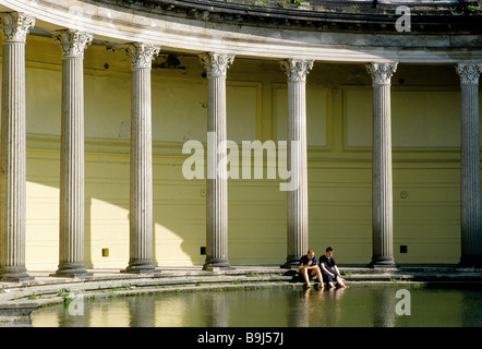 Schloss Albrechtsberg Burg, klassische Columnade mit Teich, zwei junge Männer, die ihre Füße im Wasser, Dresden, Sachsen, Ge Kühlung Stockfoto