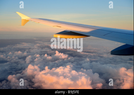 Flügel, Flugzeug, Lufthansa Airbus A340-313 X, über den Wolken bei Sonnenaufgang Stockfoto