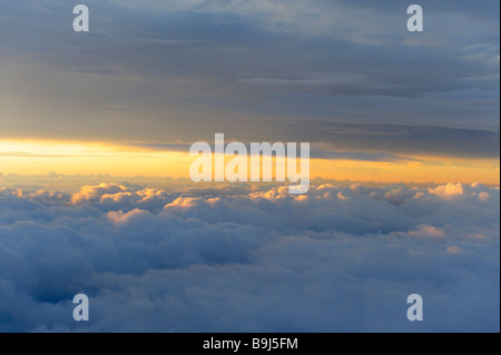 Wolken, Wolken von oben gesehen, bei Sonnenaufgang Stockfoto