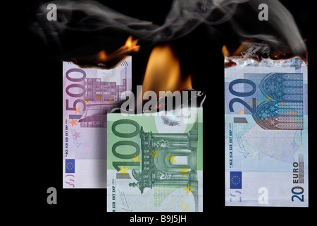 Euro-Banknoten auf Feuer vor schwarzem Hintergrund Stockfoto