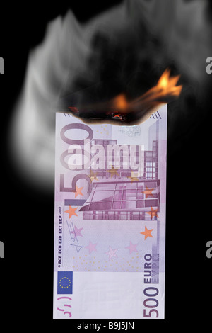 500 Euro-Banknote in Brand, vor schwarzem Hintergrund Stockfoto