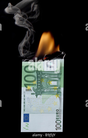 100 Euro-Banknote in Brand, vor schwarzem Hintergrund Stockfoto