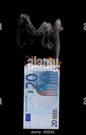 20 Euro-Banknote in Brand, vor schwarzem Hintergrund Stockfoto