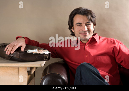 Junger Mann mit einer Tasche voller Geld Stockfoto