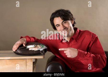 Junger Mann mit einer Tasche voller Geld Stockfoto