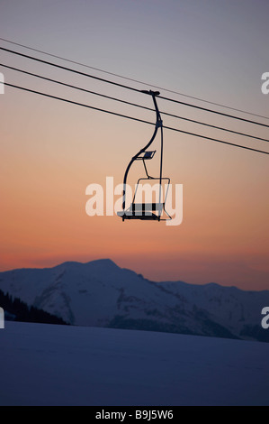 Blick auf die Berge in der Dämmerung mit Sessellift Stockfoto