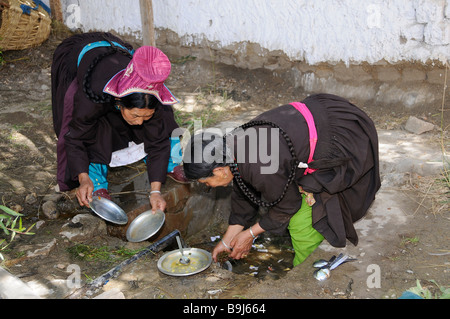 Ladakhi Frauen in traditioneller Tracht, Abwasch, Leh, Ladakh, Nord-Indien, Himalaya, Asien Stockfoto