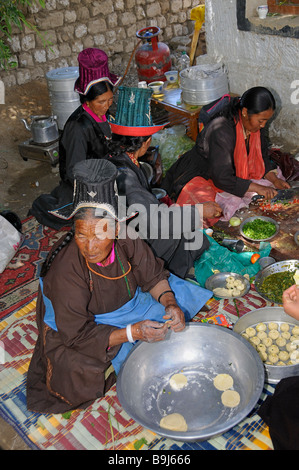 Ladakhi Frauen in traditioneller Tracht, Kochen, Leh, Ladakh, Nord-Indien, Himalaya, Asien Stockfoto