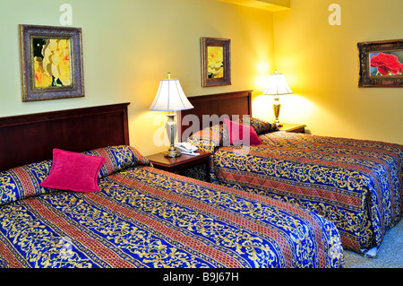 Schlafzimmer Innenraum mit zwei Doppelbetten Bilder an der Wand sind meine eigenen Stockfoto