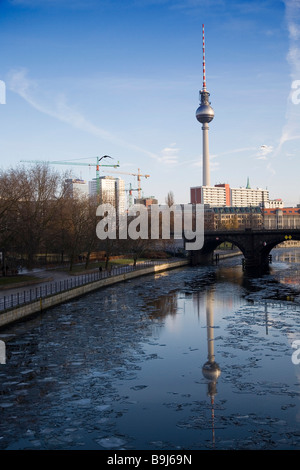 Blick Richtung Fernsehturm Television Tower Und Monbijou Park über die Spree, mit Eisschollen im Winter, Berlin-Mitte, G Stockfoto