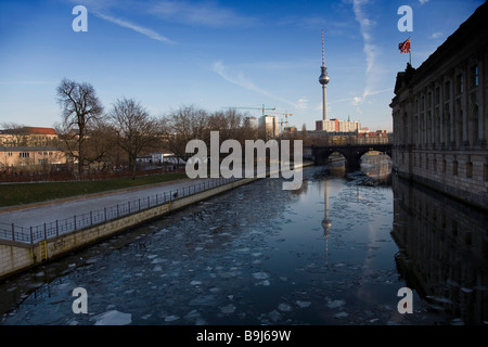 Blick auf den Fernsehturm Fernsehturm Monbijoupark und das Bode-Museum über die Spree, mit Eisschollen im winter Stockfoto