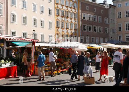 Markt am Universitätsplatz vor Mozarts Geburt Haus, Salzburg, Österreich, Europa Stockfoto