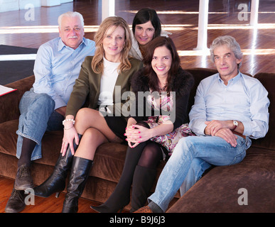 Gruppe von Freunden auf sofa Stockfoto