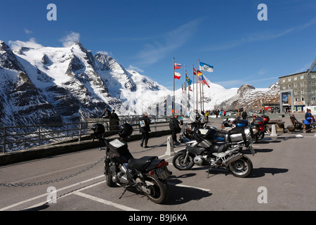 Grossglockner Mountain, Motorräder geparkt am Kaiser-Franz-Josefs-Hoehe, Großglockner Hochalpenstraße, Hohe Tauern National P Stockfoto