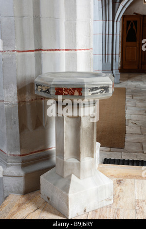 Taufbecken gefertigt aus Marmor in der Wallfahrtskirche Maria Buch in der Nähe von Judenburg, Steiermark, Österreich, Europa Stockfoto