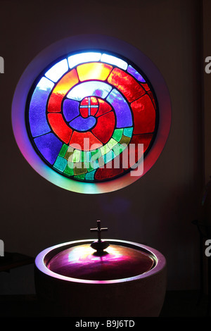 Taufbecken und Fenster im Hundertwasser Church St. Barbara in Baernbach, Steiermark, Österreich, Europa Stockfoto