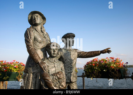 Die Bronzestatue von Annie Moore und ihre beiden Brüder außerhalb der Cobh Heritage Centre, Cobh, County Cork, Irland Stockfoto