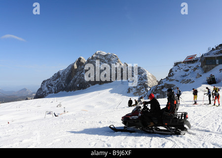 Motorschlitten auf dem Gletscher Schladming, Blick auf Mt Koppenkarstein, Dachstein-Sortiment, Steiermark/Oberösterreich, Österreich, Europa Stockfoto