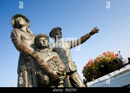 Die Bronzestatue von Annie Moore und ihre beiden Brüder außerhalb der Cobh Heritage Centre, Cobh, County Cork, Irland Stockfoto