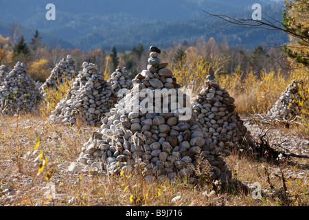 Stein-Pyramiden auf einer Schotterpiste bank an der Isar, in der Nähe von Bad Tölz, Isarwinkel, Oberbayern, Deutschland, Europa Stockfoto