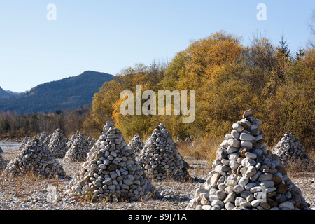 Stein-Pyramiden auf einer Schotterpiste bank an der Isar, in der Nähe von Bad Tölz, Isarwinkel, Oberbayern, Deutschland, Europa Stockfoto