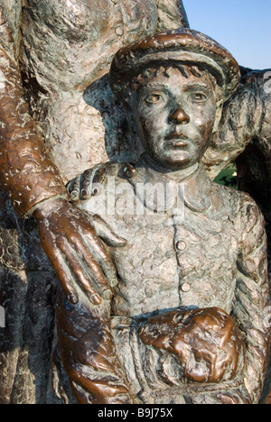 Nahaufnahme von der Bronzestatue von Annie Moore und ihre beiden Brüder außerhalb der Cobh Heritage Centre, Cobh, County Cork, Irland Stockfoto