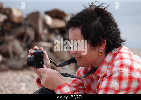 Frau, die ein Bild mit einer Kompaktkamera, La Gomera, Kanarische Inseln, Spanien, Europa Stockfoto