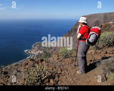 Frau mit einem Rucksack, genießen die Aussicht vom Mt Las Pilas, La Playa im Valle Gran Rey, La Gomera, Kanarische Inseln, Spanien, Europa Stockfoto