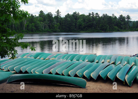 Kanus am Ufer des Sees im Norden von Ontario Stockfoto