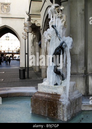 Zugefroren Brunnenbuberl Brunnen in der Neuhauser Straße vor Karlstor Tor, München, Bayern, Deutschland, Europa Stockfoto