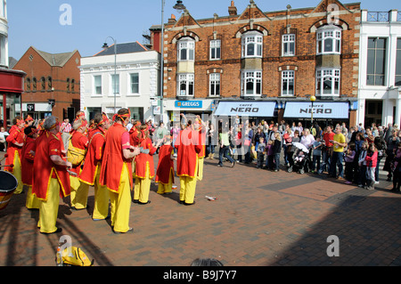 Blocofogo Band unterhalten die Passanten in der Innenstadt von Royal Tunbridge Wells Kent England UK Stockfoto