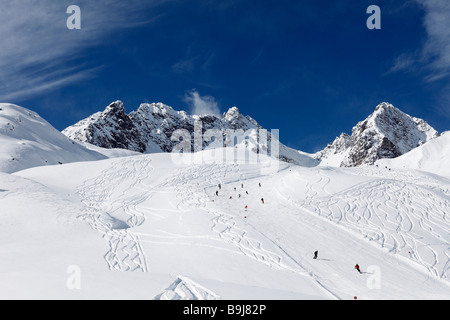 Skipiste, Tiefschnee auf Mt Hasenfluh in der Nähe von Zürs, Vorarlberg, Österreich Stockfoto