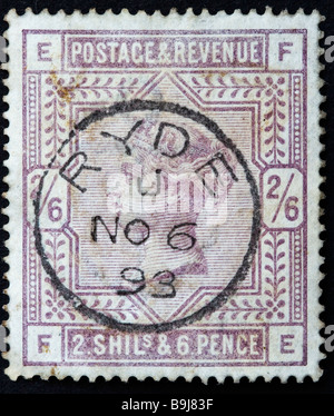 Nahaufnahme eines Pennys, 2s6d, lila viktorianische britische Briefmarke auf schwarzem Hintergrund, herausgegeben um 1880. Poststempel Ryde, SG 178 Stockfoto