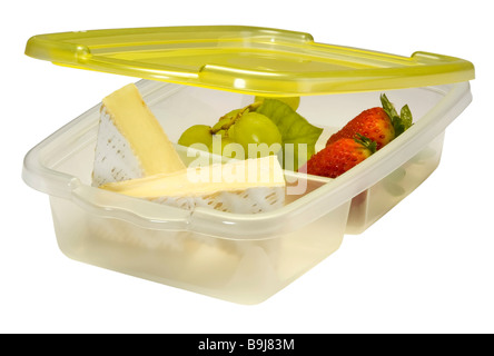 Kunststoff Lunchbox mit Brie Käse und Früchten (Clipping-Pfad) Stockfoto