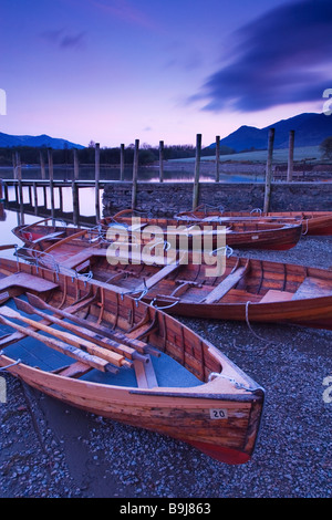 Hölzerne Ruderboote am Ufer des Derwent Water in der Nähe von Keswick. Die englischen Lake District, Cumbria. Fotografiert im April Stockfoto