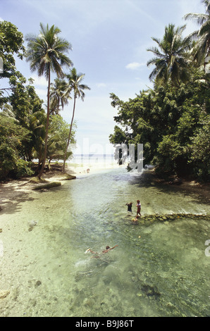 Ozeanien Melanesien Papua New Guinea Provinz neue Ire-Land Insel Neuirland Küste Fluss Schwimmer See Inselstaat Stockfoto